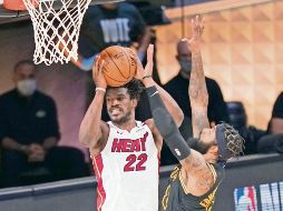 DESPROTEGIDO. Butler (#22) no pudo sacar del apuro al Heat luego de que se quedara sin sus compañeros Bam Adebayo y Goran Dragic por lesión. AP• M. Terrill