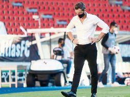 MÁS QUE MIL PALABRAS. Diego Cocca se paseaba en el área técnica buscando respuestas al accionar de su equipo. IMAGO7