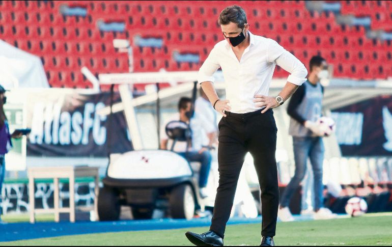 MÁS QUE MIL PALABRAS. Diego Cocca se paseaba en el área técnica buscando respuestas al accionar de su equipo. IMAGO7