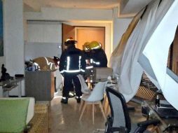 Luego de apagar el fuego, los elementos de Protección Civil procedieron con la revisión de instalaciones y evaluación de los daños. ESPECIAL /