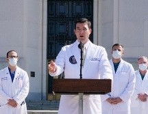 El doctor Sean Conley (c) reconoció que había tratado de presentar una descripción optimista de la salud del presidente. AP/J. Martin