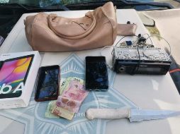 Tras una inspección, le aseguraron el bolso con las pertenencias de las víctimas, además de una tableta electrónica, un autoestéreo y un cuchillo. ESPECIAL/Policía de Guadalajara