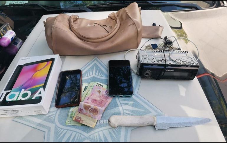 Tras una inspección, le aseguraron el bolso con las pertenencias de las víctimas, además de una tableta electrónica, un autoestéreo y un cuchillo. ESPECIAL/Policía de Guadalajara