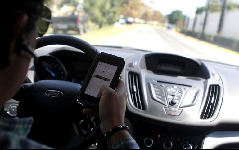 Los choferes de plataforma deben contar con licencia de conductor de transporte público y les aplicarán las mismas multas que a los taxistas por no tener ese documento. EL INFORMADOR/ARCHIVO