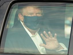 Trump saludó a simpatizantes afuera del Walter Reed, en Bethesda, Maryland. AFP/A. Edelman