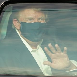 Trump pasea en auto afuera del hospital en visita sorpresa