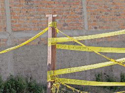 RESGUARDO.  Trabajadores del Instituto Jalisciense de Ciencias Forenses resguardan la escena de una fosa clandestina.