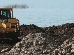 INVASIÓN. Particulares han aprovechado para invadir con escombro al menos ocho terrenos que colindan con el lago. Esta actividad irregular, que se ha incrementado durante la pandemia, la han observado las alcaldías de Jocotepec y Chapala. EL INFORMADOR • F. Atilano