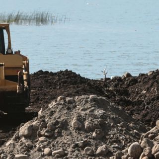 Aprovechan pandemia para invadir con escombro el Lago de Chapala