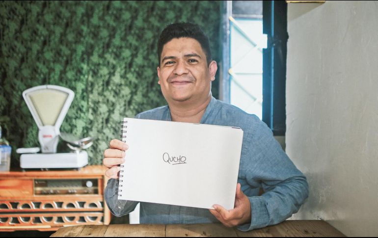 Saúl Herrera. El caricaturista, conocido como “Qucho”, posa para este medio desde un café del centro de Guadalajara. EL INFORMADOR• G. Gallo 
