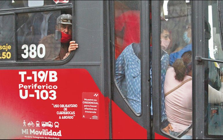 “Nueva normalidad”. Esta foto tomada por Alonso Camacho presenta las condiciones en las que viaja la gente que debe tomar el transporte público; la pregunta que nos deja es: ¿En dónde queda la sana distancia? El Informador • A. Camacho