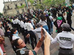 CONTRARIAS. Voces en pro y en contra del aborto contrastan sus posturas en la marcha del pasado 28 de septiembre en el Centro Histórico de Guadalajara. Mujeres policías se colocan en medio para evitar altercados. EL INFORMADOR/A. CAMACHO