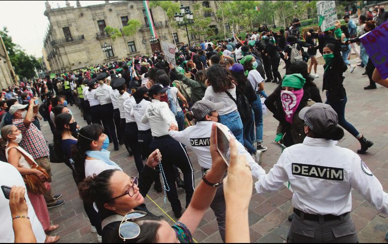CONTRARIAS. Voces en pro y en contra del aborto contrastan sus posturas en la marcha del pasado 28 de septiembre en el Centro Histórico de Guadalajara. Mujeres policías se colocan en medio para evitar altercados. EL INFORMADOR/A. CAMACHO