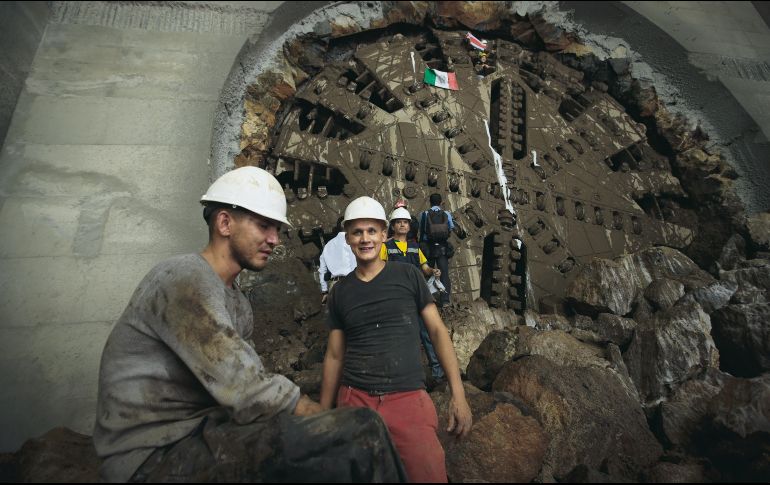 HISTORIA. Trabajadores celebran los primeros pasos de “La Tapatía”, la tuneladora que recorrió el subsuelo de la ciudad. EL INFORMADOR• F. Atilano