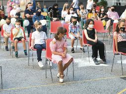 BOSNIA. El inicio del ciclo escolar en Sarajevo obliga a todos a usar mascarilla y guardar distancia. EFE