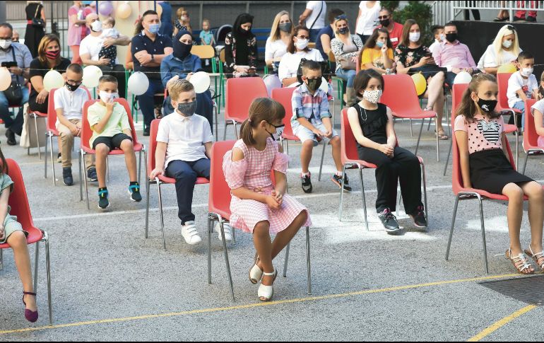 BOSNIA. El inicio del ciclo escolar en Sarajevo obliga a todos a usar mascarilla y guardar distancia. EFE
