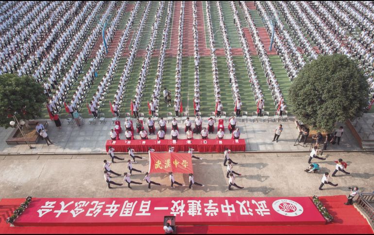 WUHAN. Estudiantes de una escuela secundaria en la provincia Hubei, presentes en las actividades cívicas de la ceremonia de arranque del nuevo semestre luego de que el Gobierno permitió la reapertura de centros educativos.