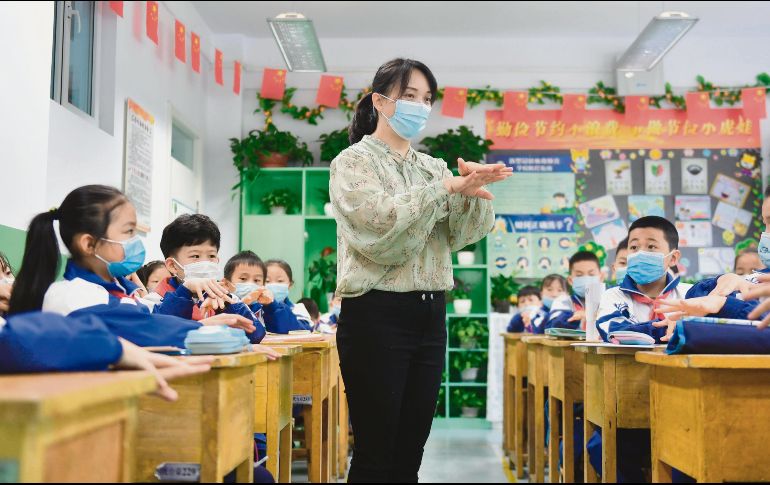 Xining, China. Una profesora muestra cómo lavarse las manos durante la primera clase en una escuela primaria.