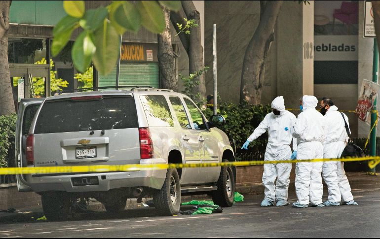 Peritos. Investigadores forenses buscan pistas del ataque a mando de la Ciudad de México. AP