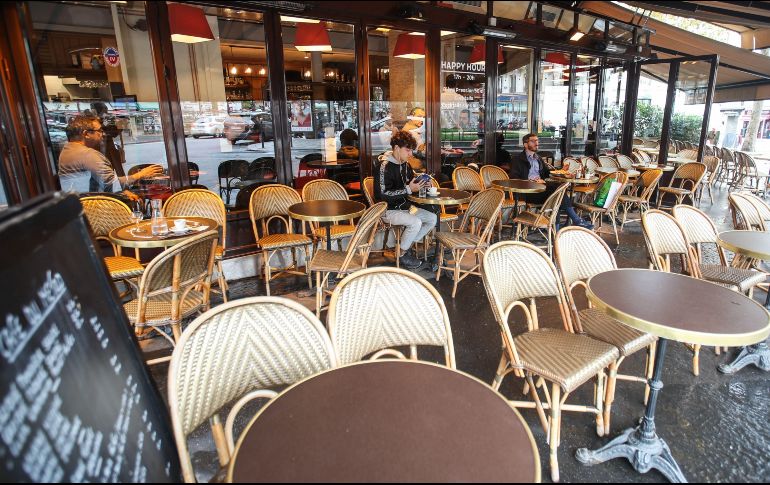 Las autoridades han ordenado el cierre de todos los bares de París desde mañana. Los restaurantes podrán permanecer abiertos, siempre y cuando respeten nuevas medidas sanitarias. EFE/M. Badra