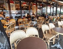 Las autoridades han ordenado el cierre de todos los bares de París desde mañana. Los restaurantes podrán permanecer abiertos, siempre y cuando respeten nuevas medidas sanitarias. EFE/M. Badra