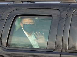 Trump dio el domingo un paseo en un auto afuera del hospital, desde el que saludó a simpatizantes. AFP/ARCHIVO