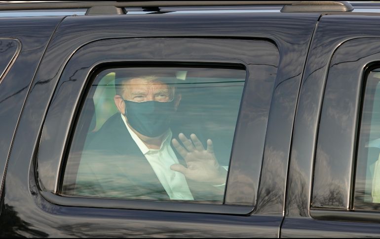 Trump dio el domingo un paseo en un auto afuera del hospital, desde el que saludó a simpatizantes. AFP/ARCHIVO