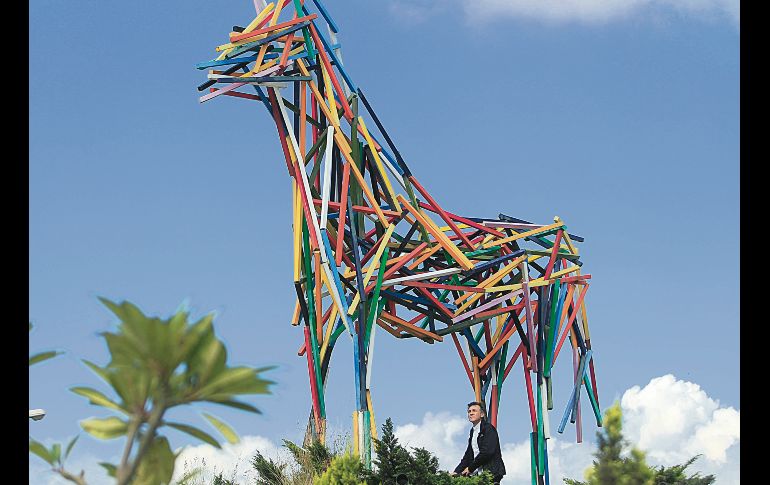 EQUUS CABALLUS. La obra se ha vuelto parte de la ciudad. En la parte inferior, su creador, el artista Nicolás de Maya. EL INFORMADOR