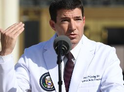 Desde el hospital Walter Reed, el médico Sean Conley aseguró hoy que los médicos irán supervisando a Trump para comprobar cuándo esté libre de virus vivo que pueda contagiar. AFP/S. Loeb