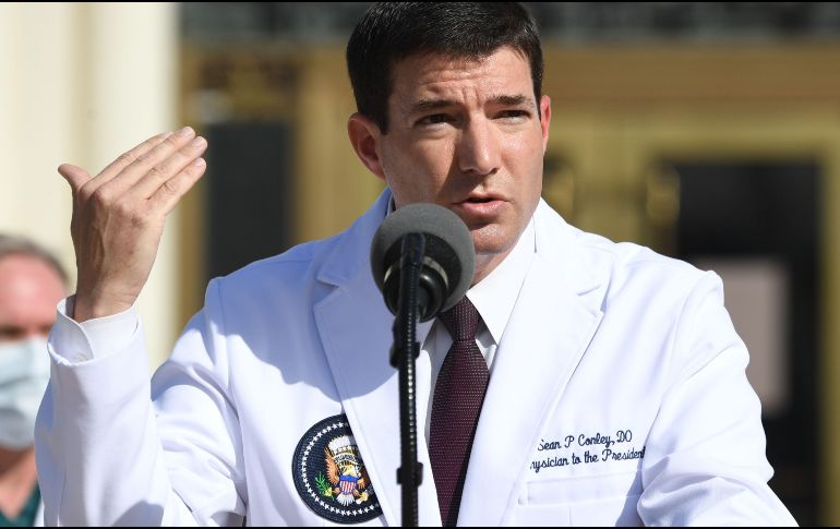 Desde el hospital Walter Reed, el médico Sean Conley aseguró hoy que los médicos irán supervisando a Trump para comprobar cuándo esté libre de virus vivo que pueda contagiar. AFP/S. Loeb