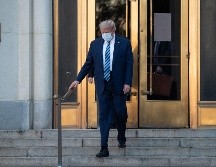 El presidente Trump salió a pie del hospital Walter Reed Medical Center en Bethesda, Maryland. AFP/S. Loeb