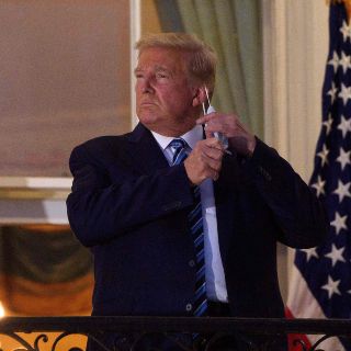 Trump saluda sin cubrebocas al volver a la Casa Blanca desde el hospital