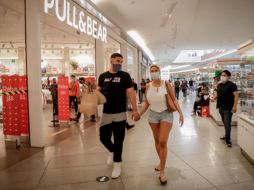 INCREMENTO. Tanto ciudadanos como negocios, centros comerciales, turísticos, bares y restaurantes dejaron de aplicar las medidas establecidas en los protocolos vigentes. EL INFORMADOR/ARCHIVO