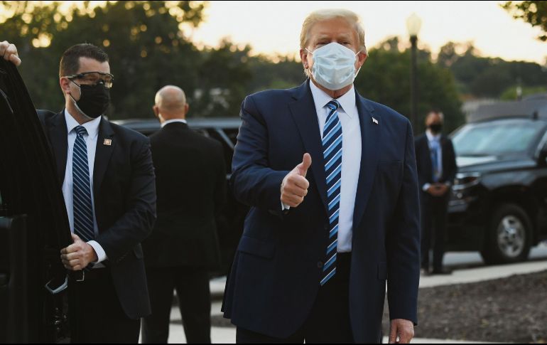 SALIDA. Trump dejó el hospital para dirigirse a la Casa Blanca. El presidente de Estados Unidos dijo que volverá pronto a la campaña en la que busca la reelección.  AFP
