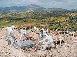 POR MILES. Las decisiones tomadas desde las altas esferas de Gobierno inciden en una mayor o menor letalidad de la población. AFP