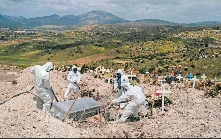 POR MILES. Las decisiones tomadas desde las altas esferas de Gobierno inciden en una mayor o menor letalidad de la población. AFP