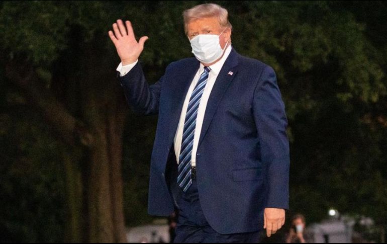 Donald Trump salió el lunes por la tarde del hospital militar Walter Reed, donde permaneció hospitalizado unos días. EFE/K. Cedeno