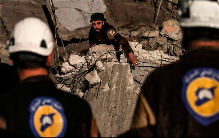 Voluntarios de los Cascos Blancos y otras organizaciones buscan víctimas entre los escombros de un edificio afectado tras la explosión. EFE/M. Badra