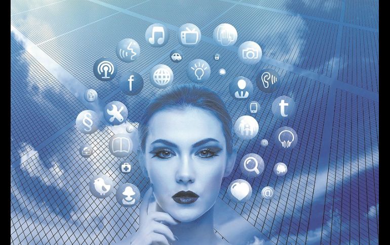 Confianza plena. Ocho de cada 10 usuarios en México aceptan que expondrían sus perfiles en redes sociales para encontrarse con amigos de toda la vida. ESPECIAL