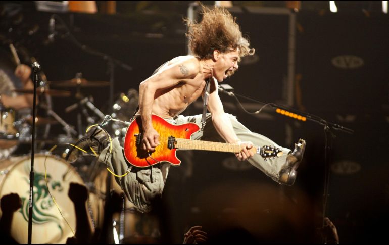 La revista Rolling Stone colocó a Eddie Van Halen en el octavo puesto de su lista de los 100 mejores guitarristas de la historia. AP / ARCHIVO