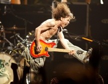La revista Rolling Stone colocó a Eddie Van Halen en el octavo puesto de su lista de los 100 mejores guitarristas de la historia. AP / ARCHIVO