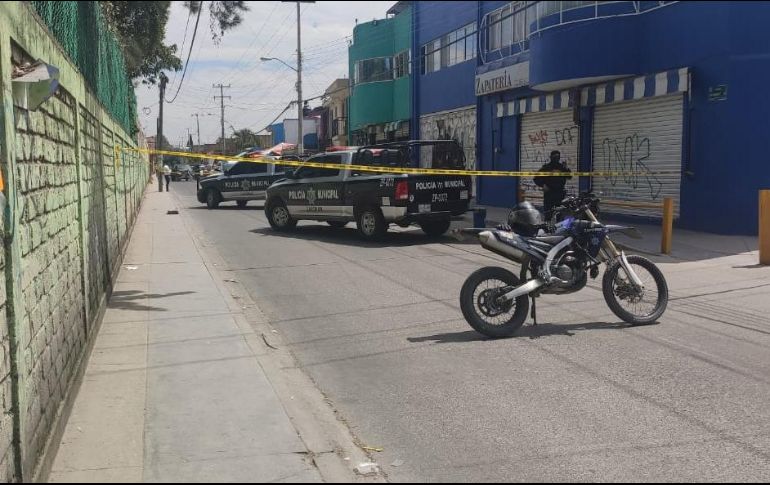 Uniformados detienen a un civil, al parecer empleado de la tienda, quien portaba un arma de fuego. ESPECIAL/Policía de Zapopan
