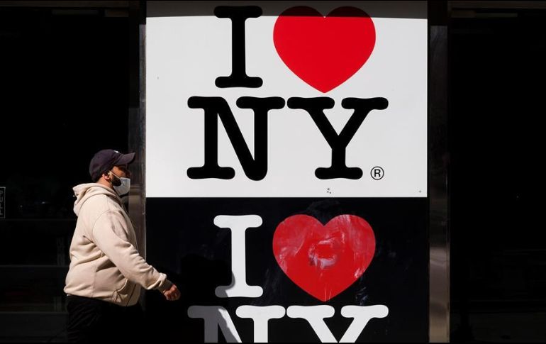 Un hombre pasa frente un almacen cerrado, en la zona comercial de Times Square, en Nueva York. EFE/J. Lane