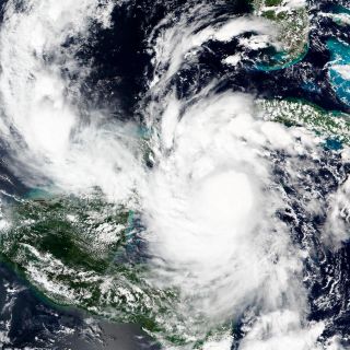 Huracán "Delta" pierde fuerza y baja a categoría 3