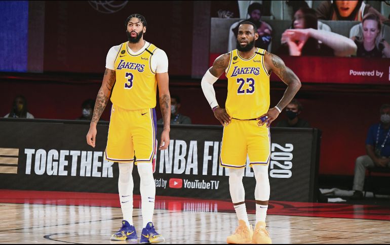 ARTÍFICES. Anthony Davis (izq.) y LeBron James se combinaron para anotar 50 de los 102 puntos de los Lakers, que de ganar el viernes se coronarían. AFP / A. Bernstein