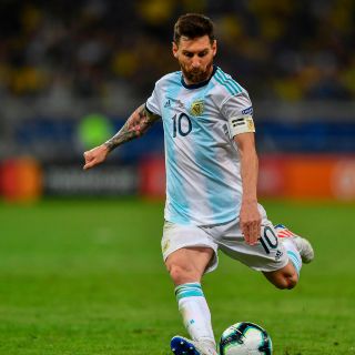 Messi se envuelve en la Albiceleste tras novela con el Barça