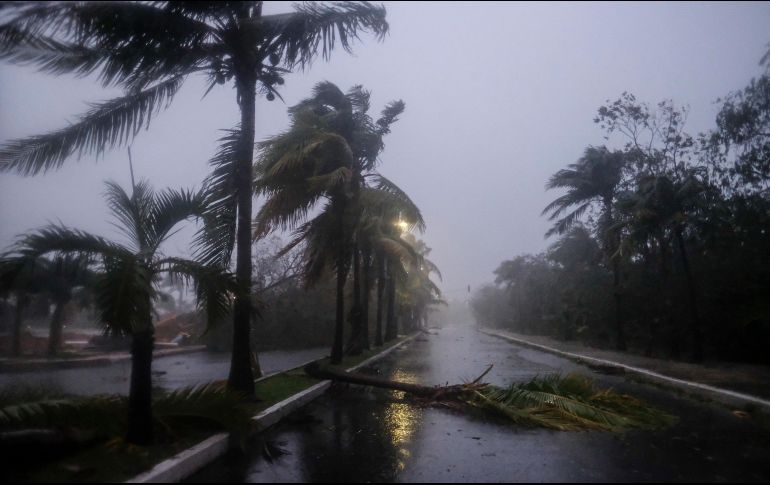 Turistas y residentes de Quintana Roo desalojaron las calles del estado desde las siete de la tarde del martes y muchos de ellos esperaron al huracán en los refugios habilitados por los hoteles o las autoridades. AP /V. Ruiz