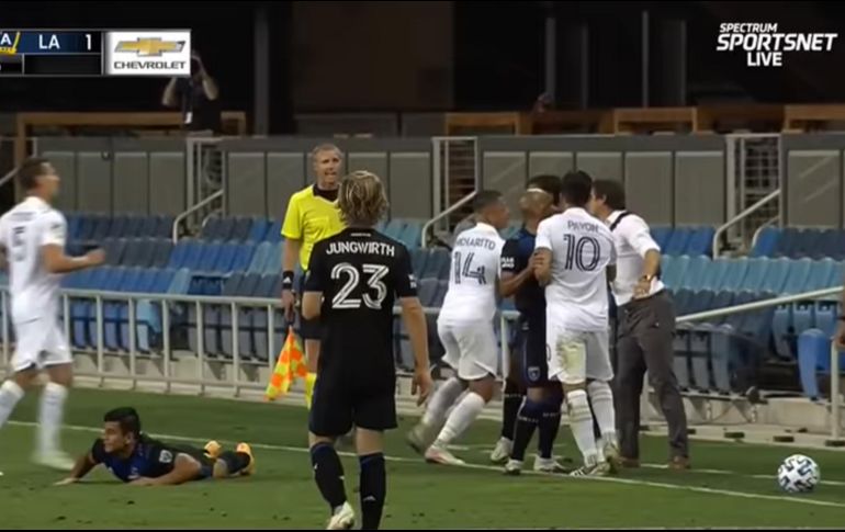 El Comité Disciplinario determinó que San José Earthquakes y LA Galaxy (donde milita Hernández) violaron la política de confrontación masiva en el minuto 59 de su partido el 3 de octubre pasado. YouTube / LA Galaxy