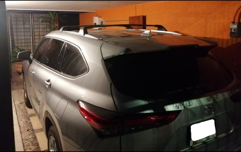 El sujeto ingresó a la cochera de una casa y con unas pinzas quitó la parrilla de la camioneta. ESPECIAL/ Policía de Guadalajara