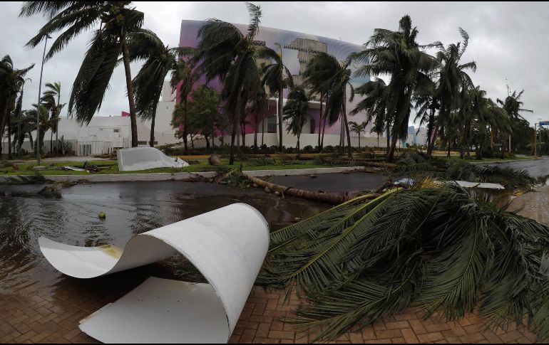 Autoridades desalojaron a 39 mil 290 personas y desplegó a más de 10 mil autoridades civiles y militares en la península de Yucatán. EFE / A. Cupul